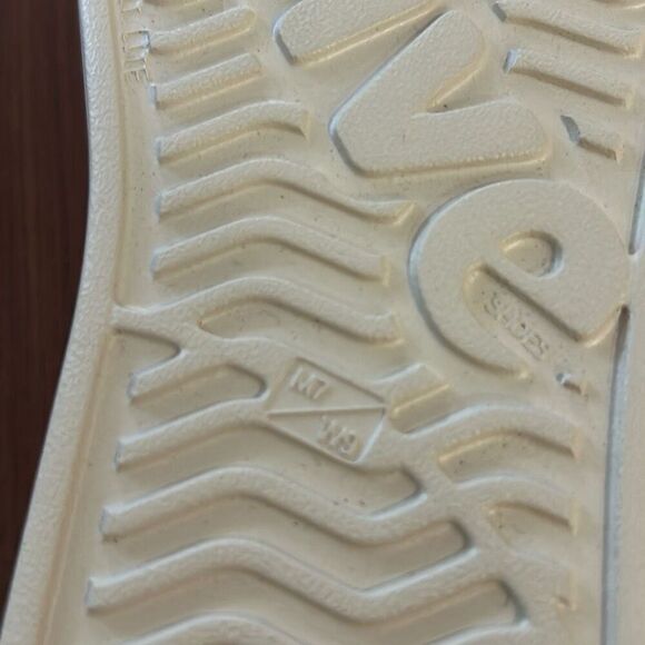 New Native shoes bone color beige slip on shoes women's nine mens seven - Picture 4 of 7